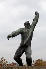 Budapest  Ungarn  die Skulptur eines fallenden Mannes im Mementopark