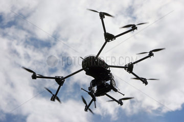 Hannover  Deutschland  eine Drohne fliegt durch die Luft