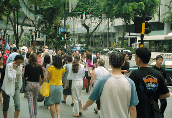 Strassenszene mit Fussgaengern auf der Haupteinkaufsstrasse in Singapur