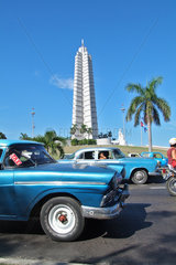 Havanna  Kuba  Oldtimer auf der Strasse am Plaza de la Revolucion