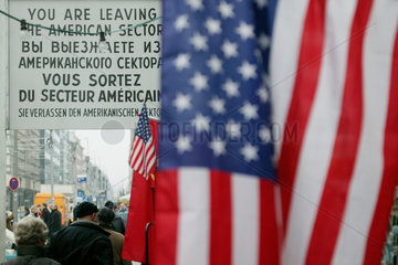 Berlin  Checkpoint Charlie und amerikanische Fahne