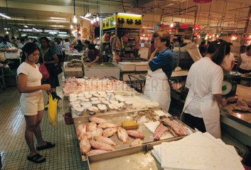 Fischhaendlerin und Kundin auf einem chinesischen Wochenmarkt