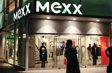 Der beleuchtete Mexx Megastore in Berlin am Abend