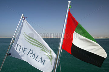 Die Flagge der Vereinigten Arabischen Emirate und des Bauprojekts The Palm  Dubai