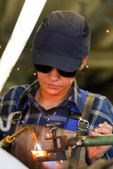 Berlin  Deutschland  auszubildende Industriemechanikerin beim Schweissen im BVG Ausbildungszentrum