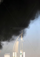 Dubai  Vereinigte Arabische Emirate  schwarze Rauchwolke vor dem Burj al Arab