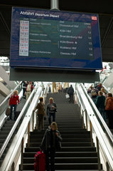 Berlin  Deutschland  eine Abfahrtsanzeige im Berliner Hauptbahnhof