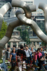 Berlin  Touristen vor der Skulptur am Tauentzien