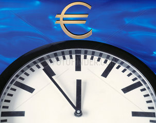Uhr  die 5 vor 12 zeigt  mit Eurosymbol
