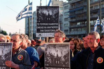 Athen  Menschen demonstrieren am Gedenktag