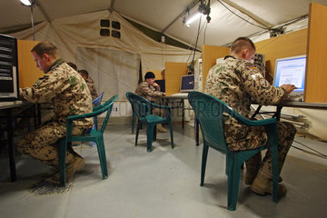 Mazar-e Sharif  Afghanistan  ISAF Bundeswehrsoldaten im Internetcafe
