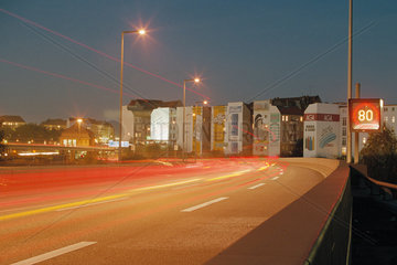Berlin  Deutschland  Blick auf die Stadtautobahn bei Nacht
