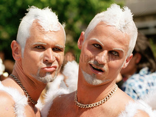 Kostuemiertes schwules Paar auf dem CSD in Berlin