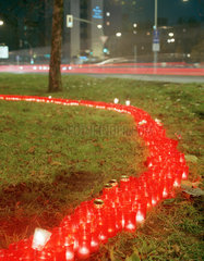 Gedenken der Toten an AIDS mit Kerzen zum Weltaidstag
