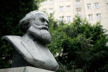 Berlin  Deutschland  Karl-Marx-Bueste am Strausberger Platz