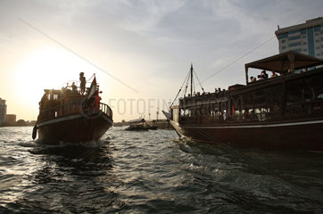 Dubai  Vereinigte Arabische Emirate  Boote auf dem Dubai Creek