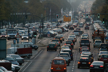 Berlin  Autoverkehr auf der Strasse des 17. Juni