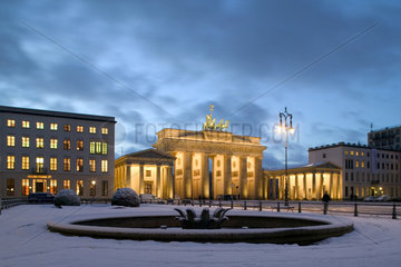 Berlin  Brandenburger Tor im Schnee bei Daemmerung