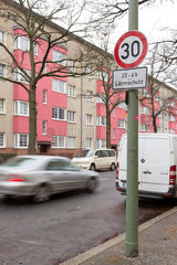 Berlin  Deutschland  Verkehrsschild Tempo 30 mit dem Zusatzschild 22-6 h Laermschutz