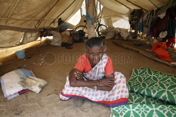 Vakaneri  Sri Lanka  alte Frau in einem Fluechtlingslager