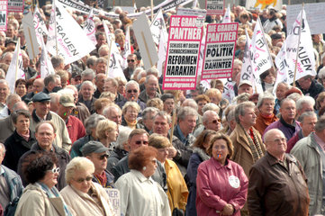 Demo der Grauen Panther gegen Rentenkuerzung  Berlin