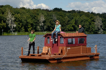 Potsdam  Deutschland  Jugendliche schwimmen mit einem Floss ueber die Havel