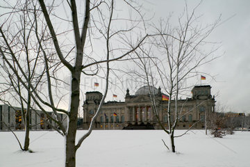 Berlin  Reichstag im Schnee