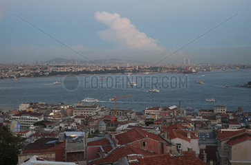 Istanbul  Tuerkei  Blick vom Galataturm ueber den Bosporus auf die asiatische Seite von Istanbul