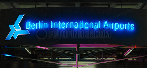 Der blau beleuchtete Schriftzug Berlin International Airports
