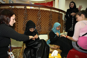 ITB Berlin 2007: Arabische Frauen bemalen Haende mit Henna