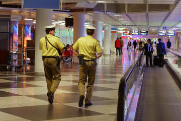 Polizisten in einem Gang des Muenchener Flughafen