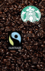 Berlin  Deutschland  Kaffeebohnen mit Starbuckslogo und Fair-Trade-Siegel