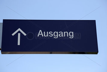 Neustadt (Dosse)  Deutschland  Schild -Ausgang- am Bahnhof