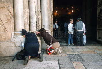 Im Gebet versunkene Pilgerinnen vor der Grabeskirche.