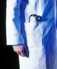 Detail von einem Arzt mit weissem Kittel und Stethoskop