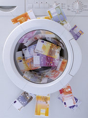 Eurogeldscheine in einer Waschmaschine