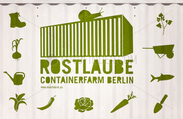 Berlin  Deutschland  Containerfarm auf dem Gelaende der Malzfabrik