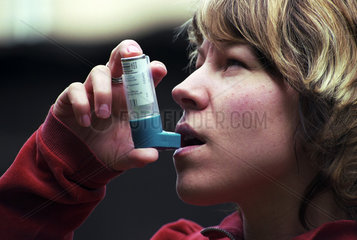 Junge Asthmatikerin inhaliert