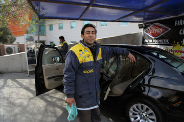 Istanbul  Tuerkei  ein Arbeiter der Autowaesche einer Opet Tankstelle