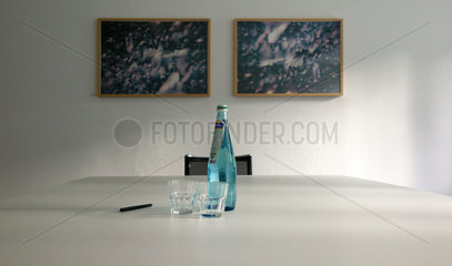 Berlin  Deutschland  Tisch mit Mineralwasserflasche und Wasserglaesern