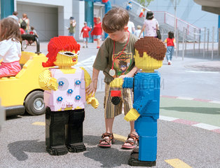 Junge betrachtet Miniaturfiguren im deutschen Legoland