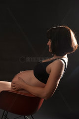 Freiburg  Deutschland  eine schwangere Frau in einem Sessel