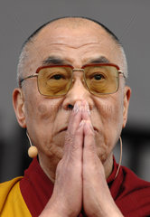 Berlin  Deutschland  Dalai Lama bei einer Veranstaltung vor dem Brandenburger Tor