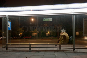 Warschau  Polen  Mann wartet an der Bushaltestelle