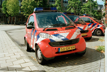 Smart-Feuerwehrfahrzeuge in Amsterdam vor einer Feuerwache  Niederlande