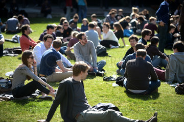 Berlin  Deutschland  Studenten auf dem Campus der Humboldt-Universitaet