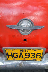 Havanna  Kuba  ein kubanisches Autoschild an einem Oldtimer