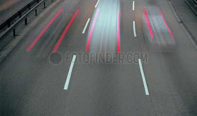 Lichter von Autos auf einer Autobahnspur