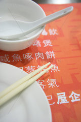 Shanghai  Reisschuessel mit Loeffel und Teller mit Staebchen
