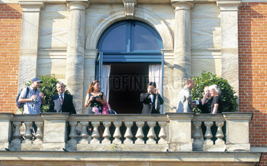 Balkon des Bayreuther Festspielhauses mit Besuchern